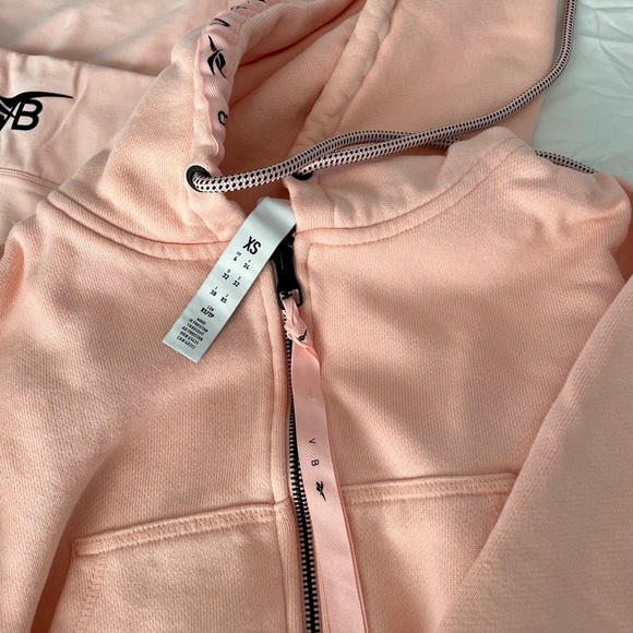 Victoria Beckham Reebok Coral Glow Set - Picture 4 of 5